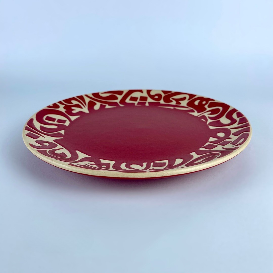 ideal for serving main courses and shared dishes.