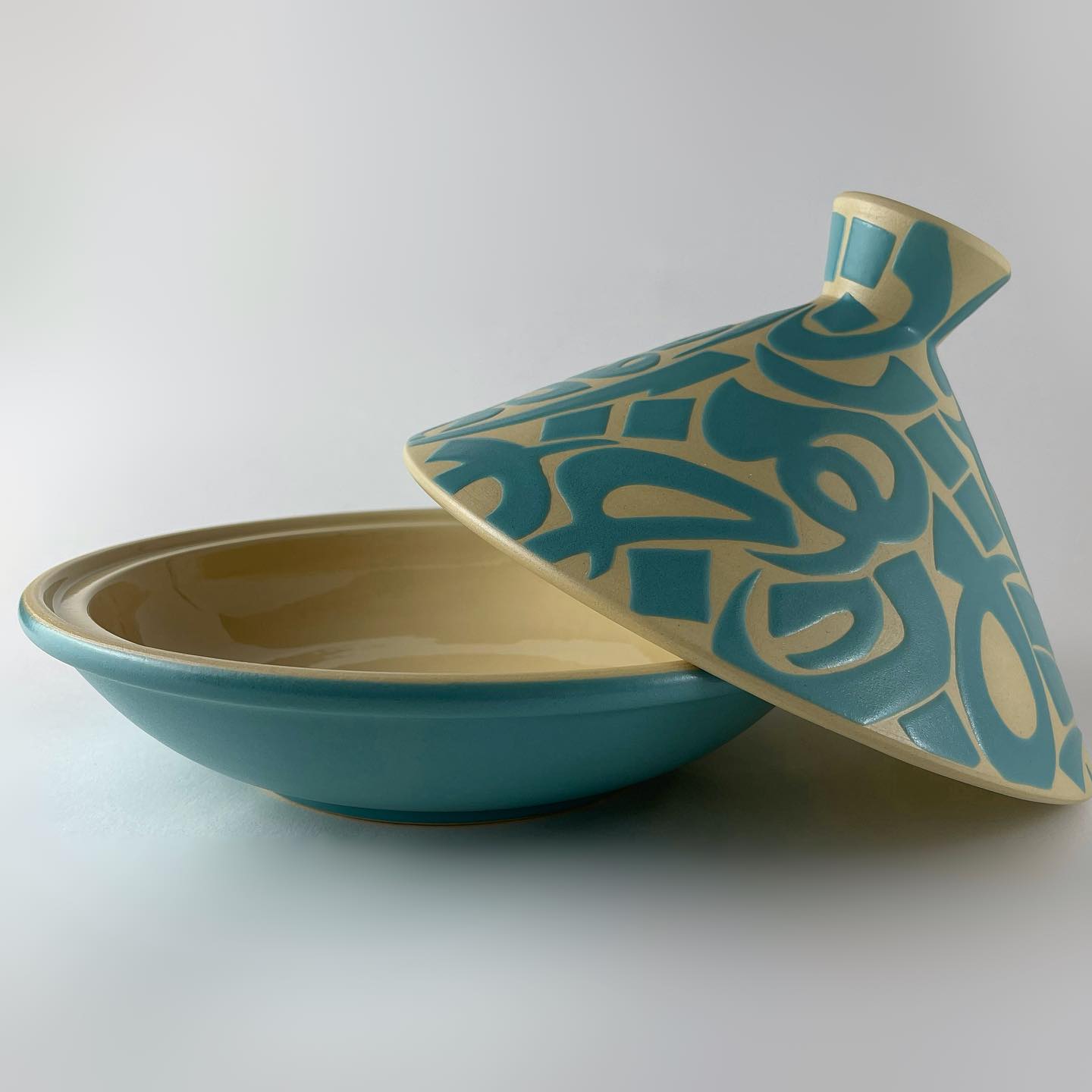 designed to serve food while retaining heat and aroma.
