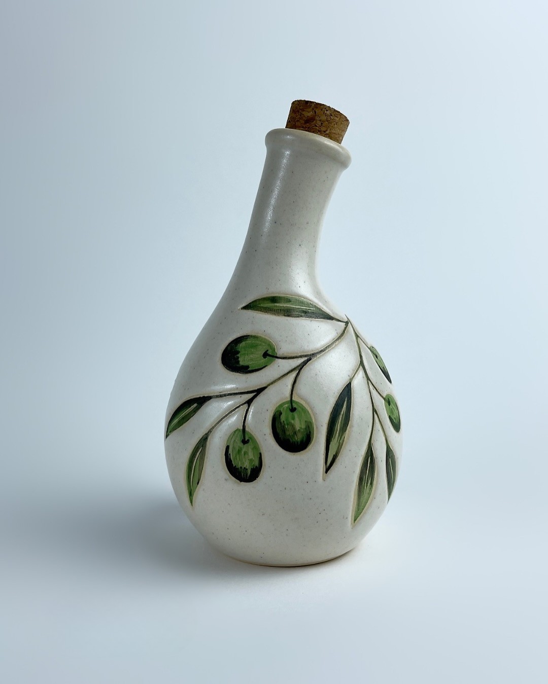 A multi-use bottle featuring olive branch motifs. Suitable for serving oil